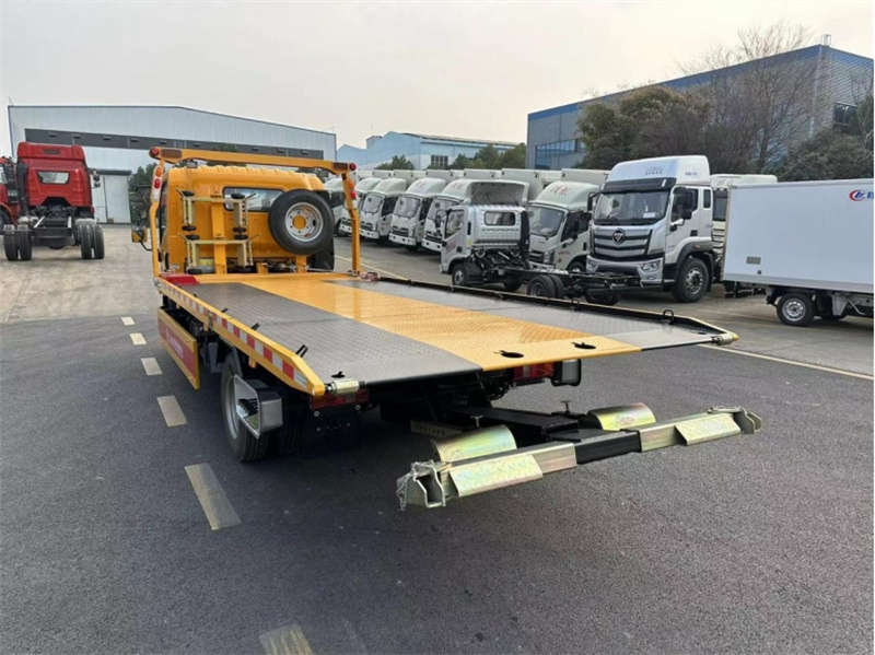 重汽豪沃國(guó)六藍(lán)牌清障車(chē)